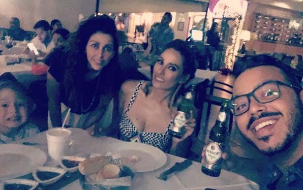 Después de un largo día de trabajo, Galilea compartió un momento de relajación con sus adorados amigos.