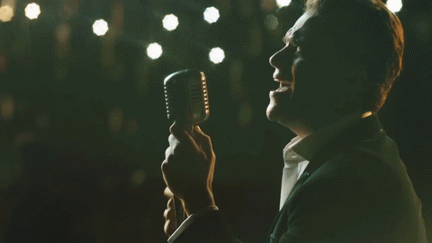 Y Silvestre los conquista a todos con sus versos y sus pasos de baile.