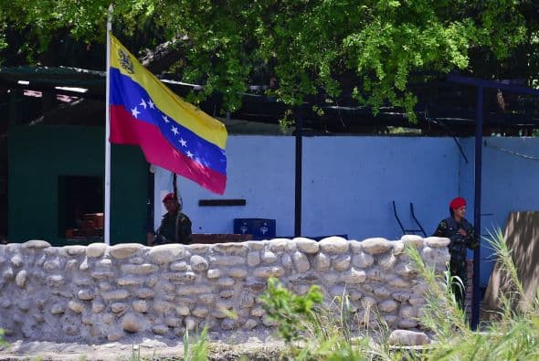 Miembros de la Guardia Nacional de Venezuela guardan en su lado del río Táchira.
