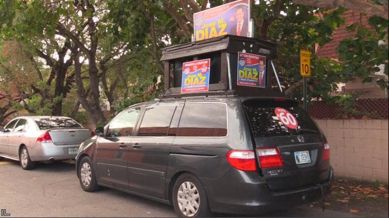 El hombre mostró el lugar en donde su camioneta marca Honda tenía los disparos en la puerta delantera del lado del conductor.