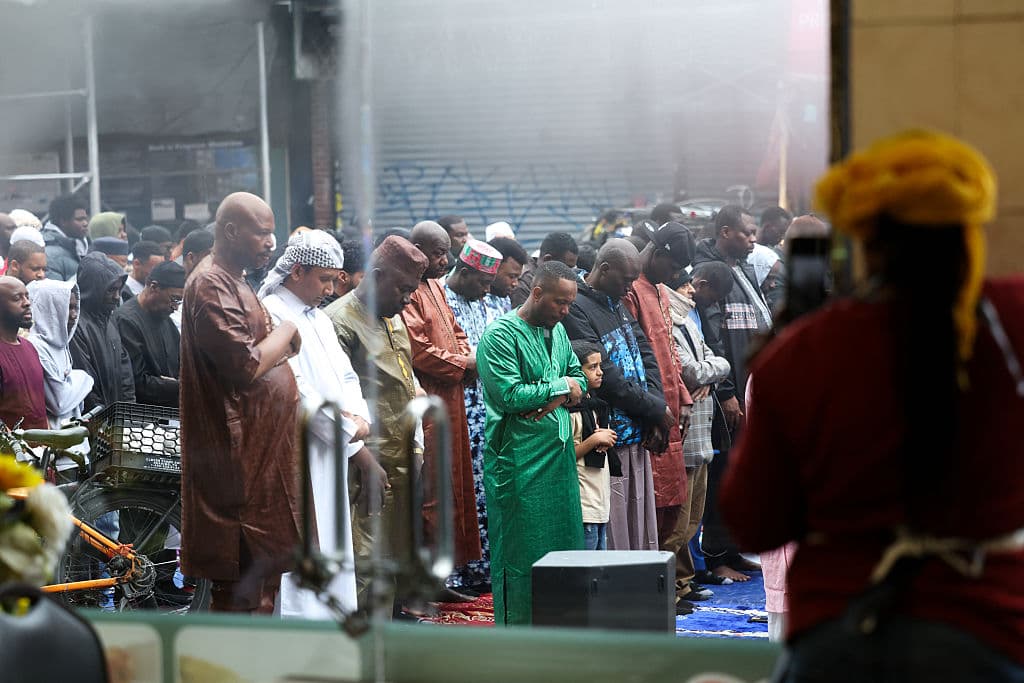 Eventos como el organizado en la mezquita Masjid-At-Taqwa destacan la importancia de la fe y la comunidad en la vida de los musulmanes neoyorquinos.