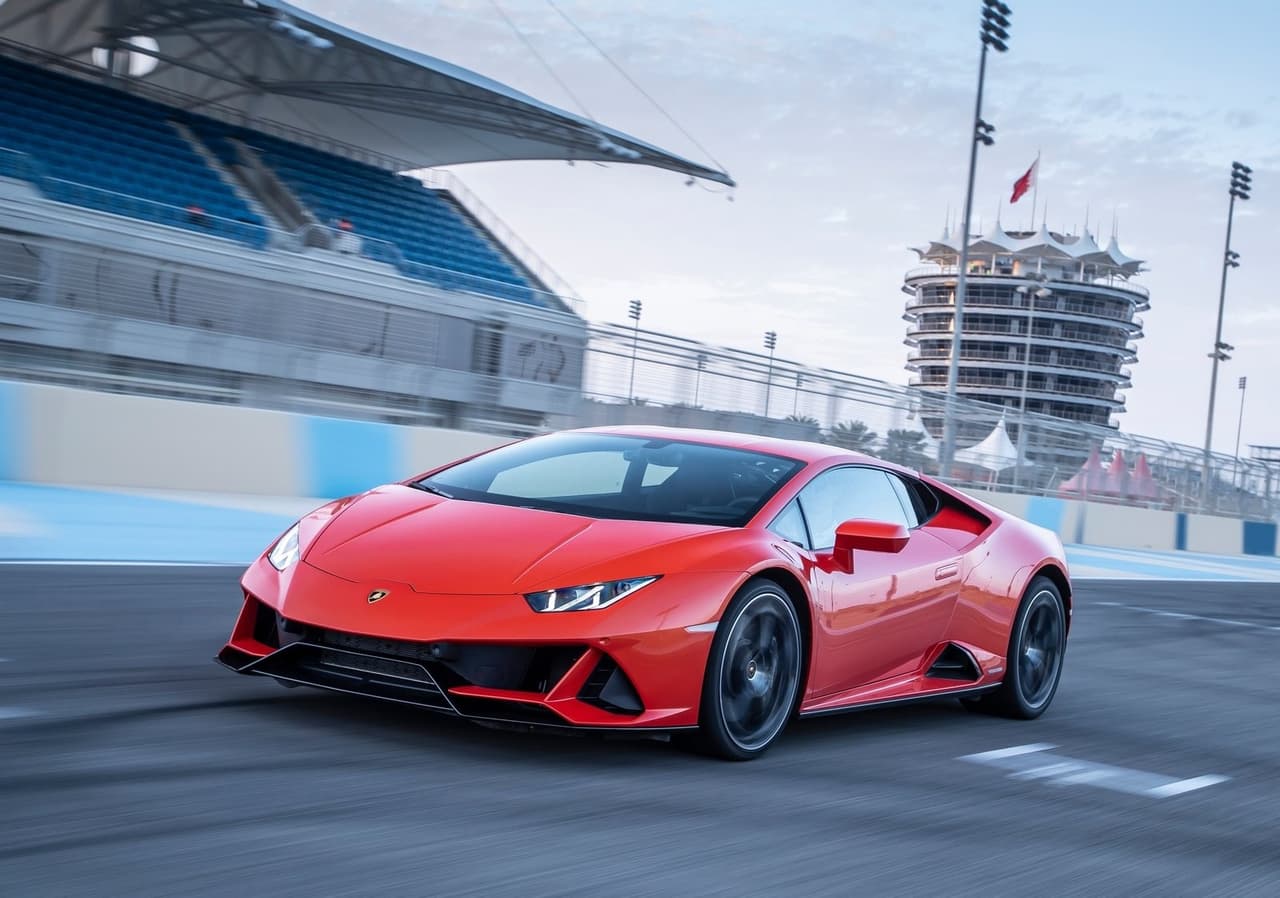 En 2019, el Huracán recibió un refrescamiento de medio ciclo, por lo que agregó EVO a su nombre,
<b> sinónimo de evolución </b>y resultado de un proceso de perfeccionamiento y consolidación de características ya existentes, además de la incorporación de nuevos elementos que mejoraron sus prestaciones y apariencia.