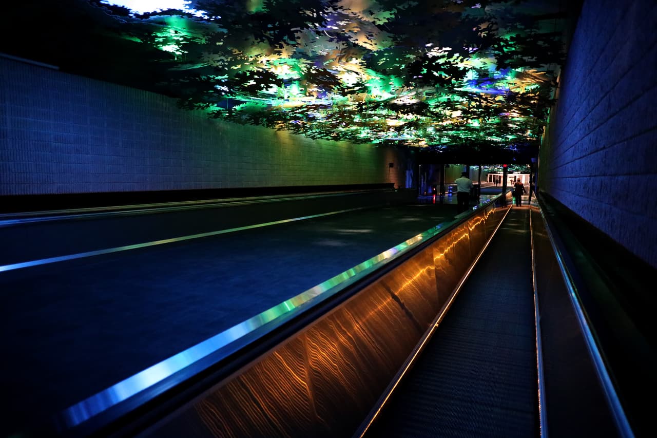 Los pasajeros caminan entre las terminales del Aeropuerto Internacional Hartsfield-Jackson de Atlanta el 20 de abril de 2020.