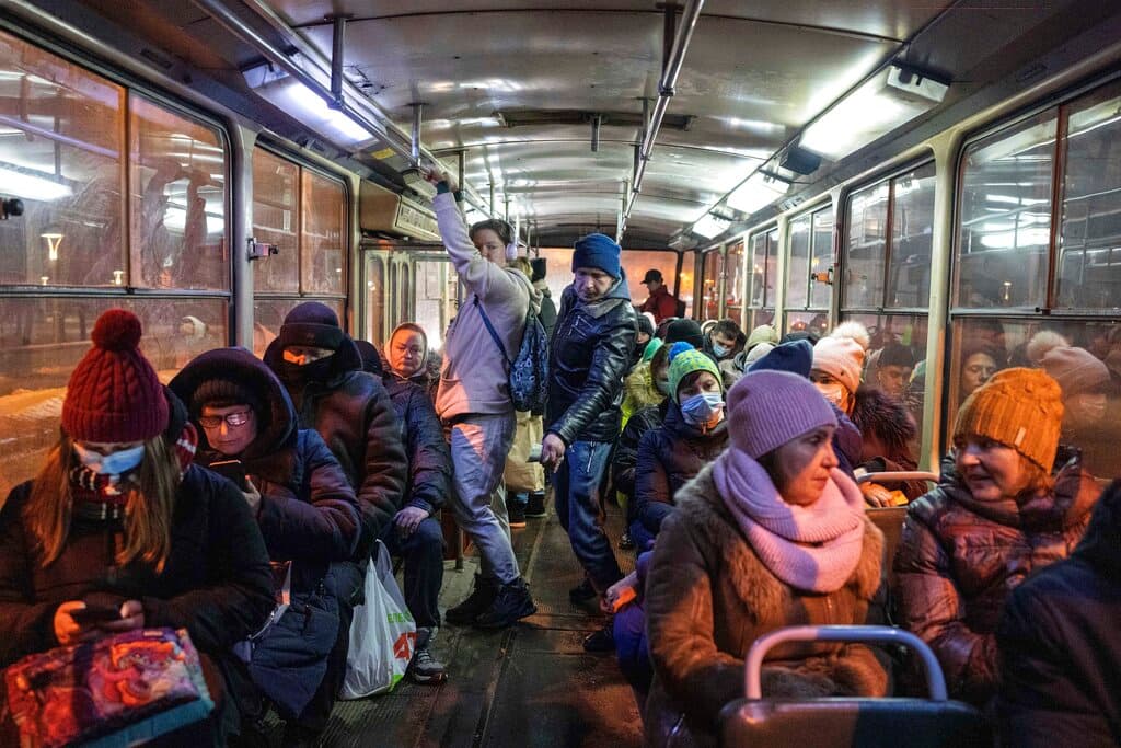 Pasajeros en un autobús en Kharkiv, uno de los centros industriales de Ucrania que incluye dos fábricas donde se restauran viejos tanques de la era soviética o construyen otros nuevos. El gobierno estadounidense junto con sus aliados de la OTAN ha pedido a Rusia que retire sus tropas de la frontera con Ucrania. El Kremlin, por su parte, exige 
<a href="https://www.univision.com/noticias/mundo/conflicto-rusia-ucrania-2021-2022">garantías de que Ucrania no va a formar parte de la OTAN</a>.
<br>