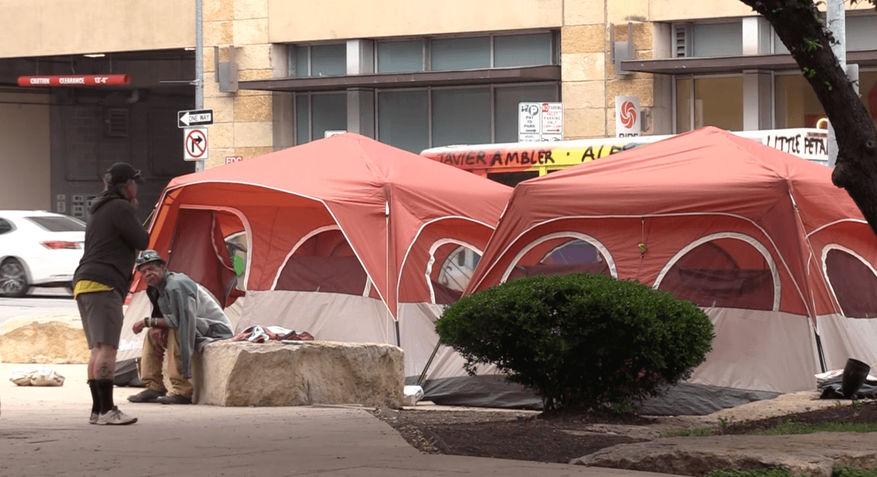 Durante esta etapa, la Policía de Austin también proporcionará los recursos disponibles y las advertencias verbales, "excepto en el caso de amenazas inminentes a la salud o la seguridad".
<br>