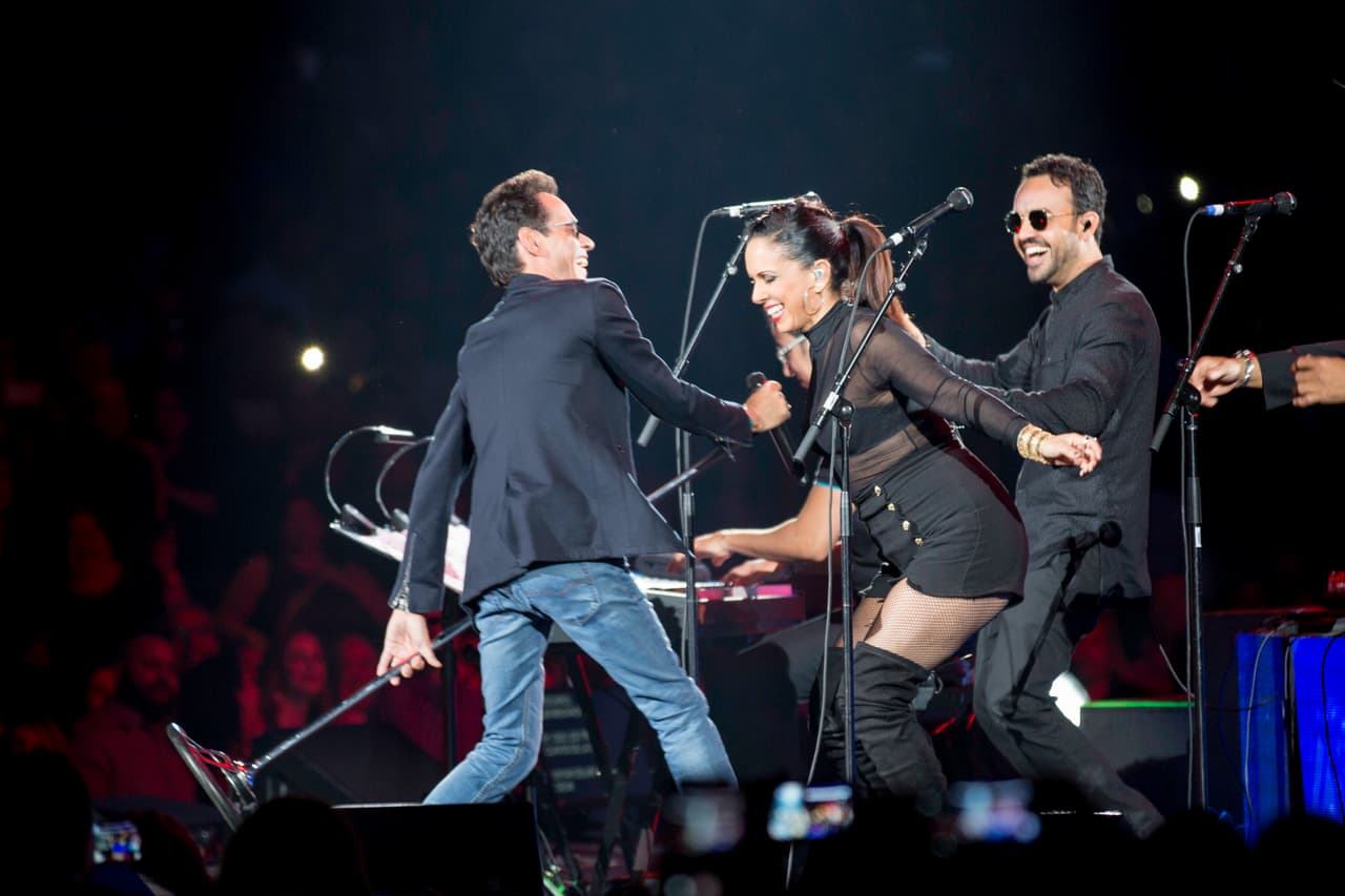 Risas y risas después del beso, una alusión al beso que Marc y su exesposa Jennifer López se dieron en la ceremonia de Latin GRAMMY la noche anterior en Las Vegas, un beso que ha dado la vuelta al mundo.