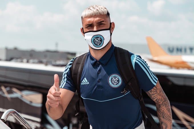 Valentín Castellanos, abordando el avión que trasladó a NYCFC a Orlando.