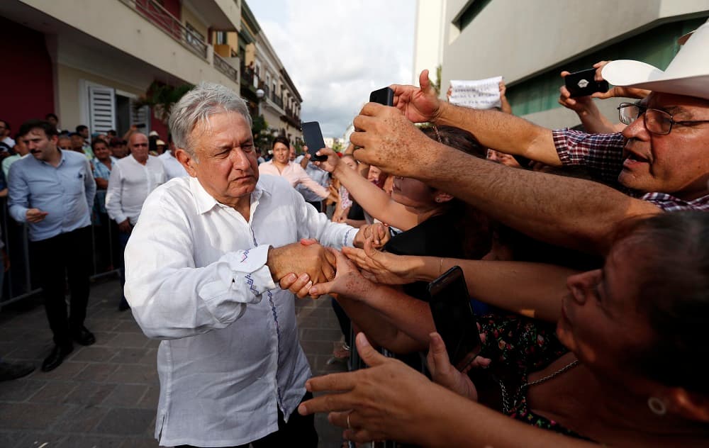 AMLO es acusado de comportamiento machista luego de besar una reportera que le hizo una pregunta