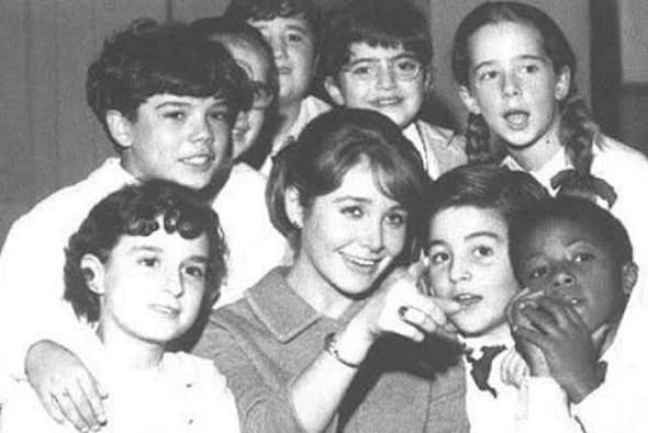 'Señorita maestra' fue a su vez un 'remake' de 'Jacinta Pichimahuida, la maestra que no se olvida' (1966), también fue realizada en argentina y escrita por Abel Santacruz. La actriz Evangelina Salazar fue quien lideró este elenco.