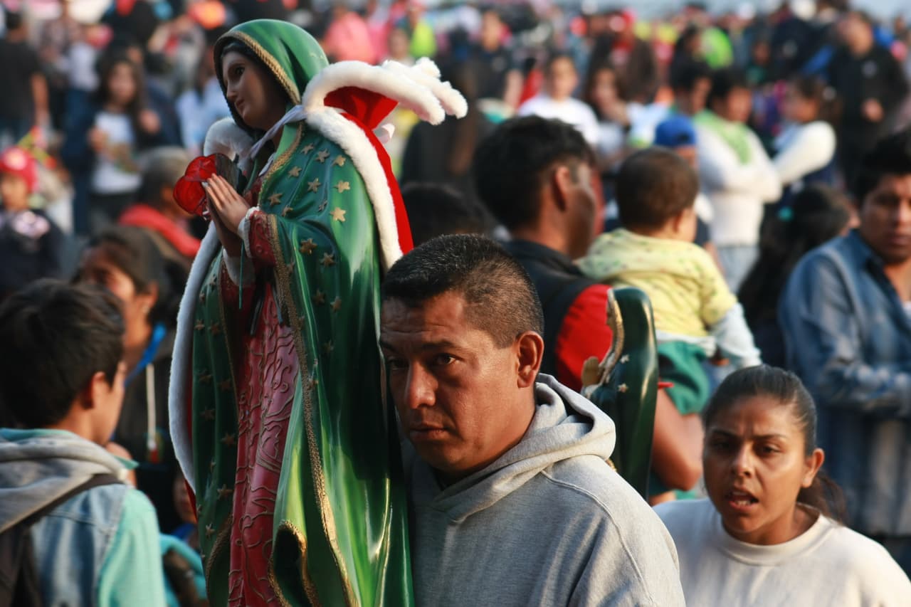 Los devotos han acudido con sus imágenes de la virgen de Guadalupe de todos los tipos y tamaños.