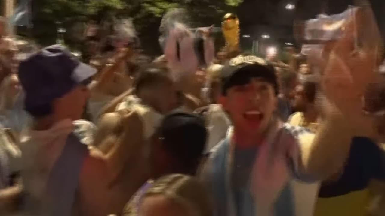 Aficionados argentinos se congregaron afuera del estadio Hard Rock de Miami, donde celebraron con cánticos la victoria de su selección por 1-0 sobre Colombia en la Final de la Copa América 2024.