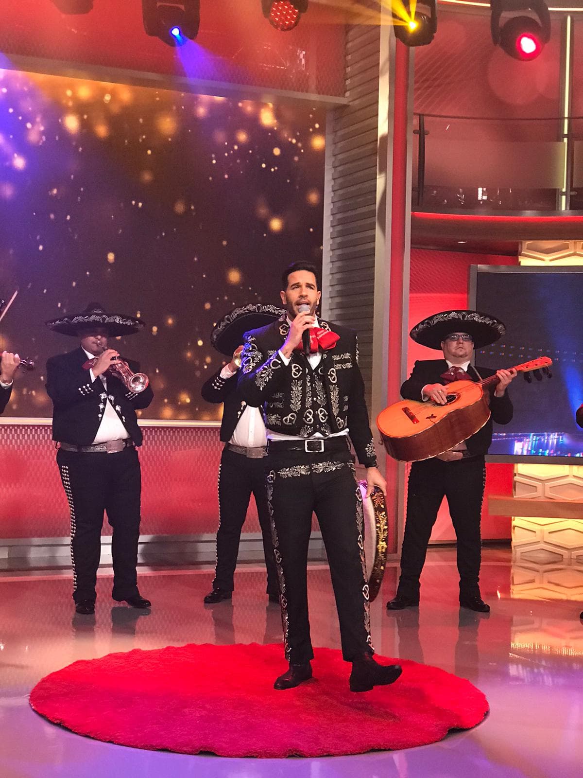 Apenas pisó el escenario, Yisus ya se había ganado los aplausos y piropos de todas las chicas en el estudio. Él cantó 'La bikina'.