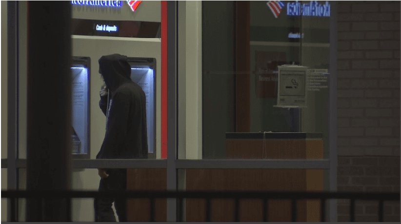 La policía busca a sospechoso que despojó de su arma a un guardia de seguridad y robó un cajero automático  