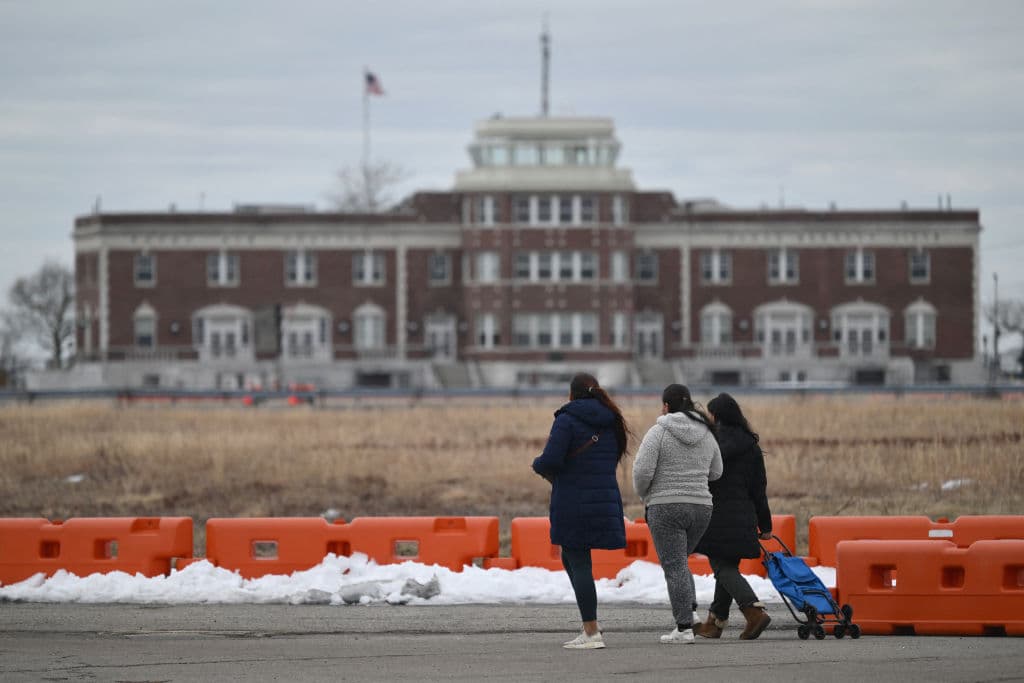 El refugio ha sido criticado por su ubicación remota y por estar en una zona inundable.