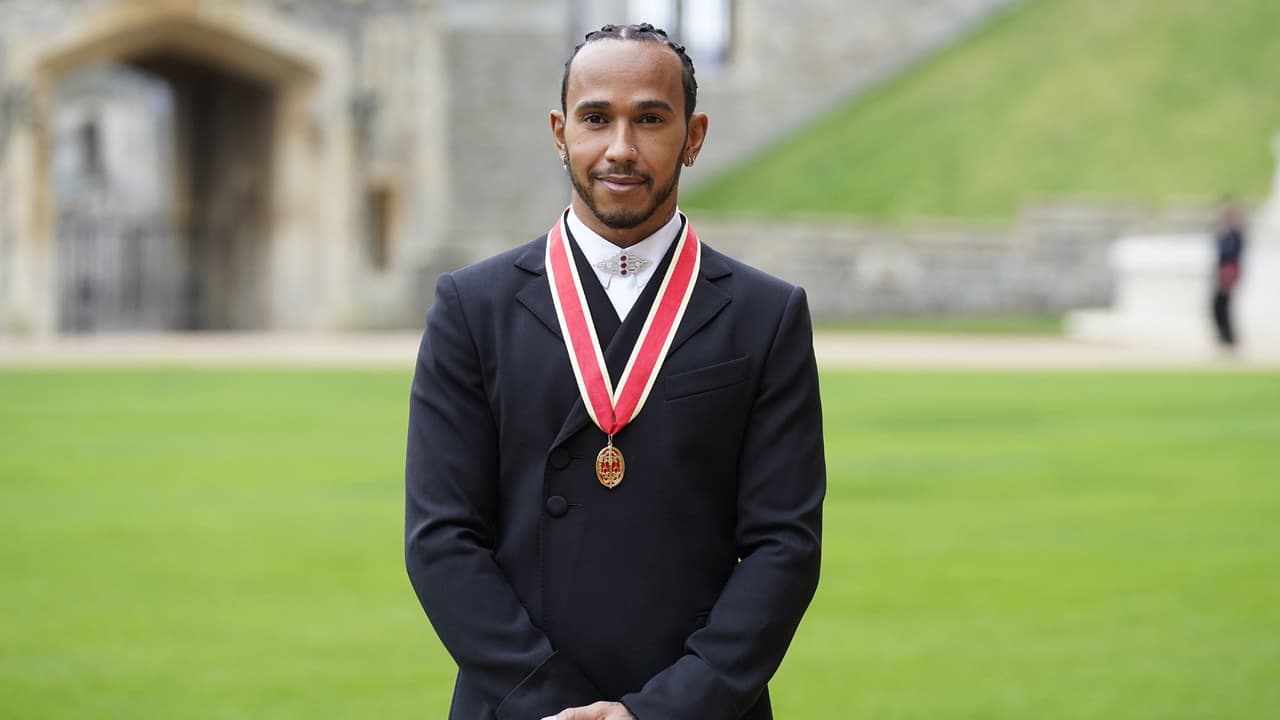 Lewis Hamilton es nombrado caballero por el Príncipe Carlos