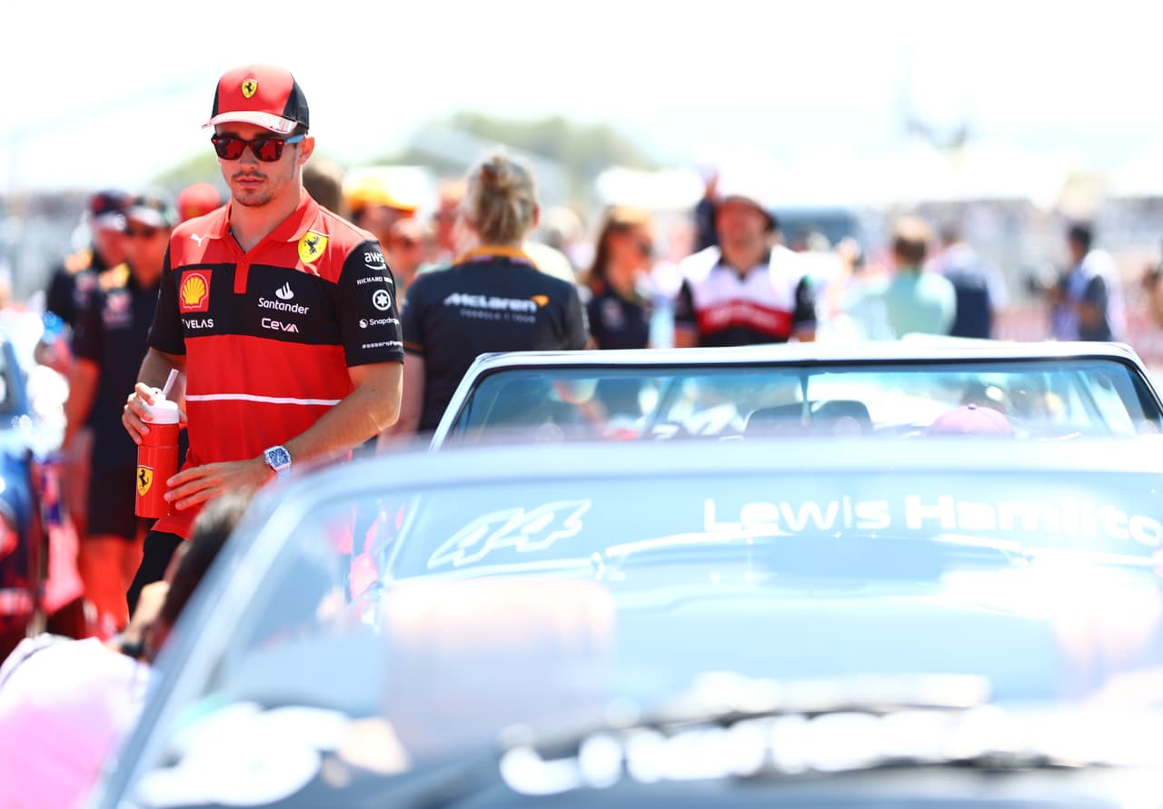 Max Verstappen conquistó el Gran Premio de Francia por delante de Lewis Hamilton y George Russell. Checo Pérez fue cuarto y Charles Leclerc tuvo que abandonar la carrera tras un impactarse con el muro.