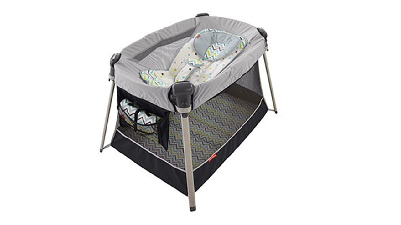 Inclined Sleeper Accessory for Ultra-Lite Day & Night Play Yards by Fisher Price.
<br>Se ha informado de muertes de bebés durante el uso de accesorios de este tipo como camas inclinadas, después de que los bebés rodaron de espaldas hacia el estómago o de costado, o en otras circunstancias. Este producto se vendió entre octubre de 2014 a junio de 2019.
<br>Contacto: Fisher-Price
<a href="https://service.mattel.com/us/home.aspx" target="_blank">en línea</a> o llame al 800-432-5437.