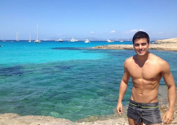 España es uno de los países que más ama, por eso cuando lo visita no deja de tomarse fotos en hermosos lugares: "Déjame llenarte con mi sol tu primavera... #TBT #LoDigo #Formentera #Ibiza #IslasBaleares #España #SinFiltro 🇪🇸".