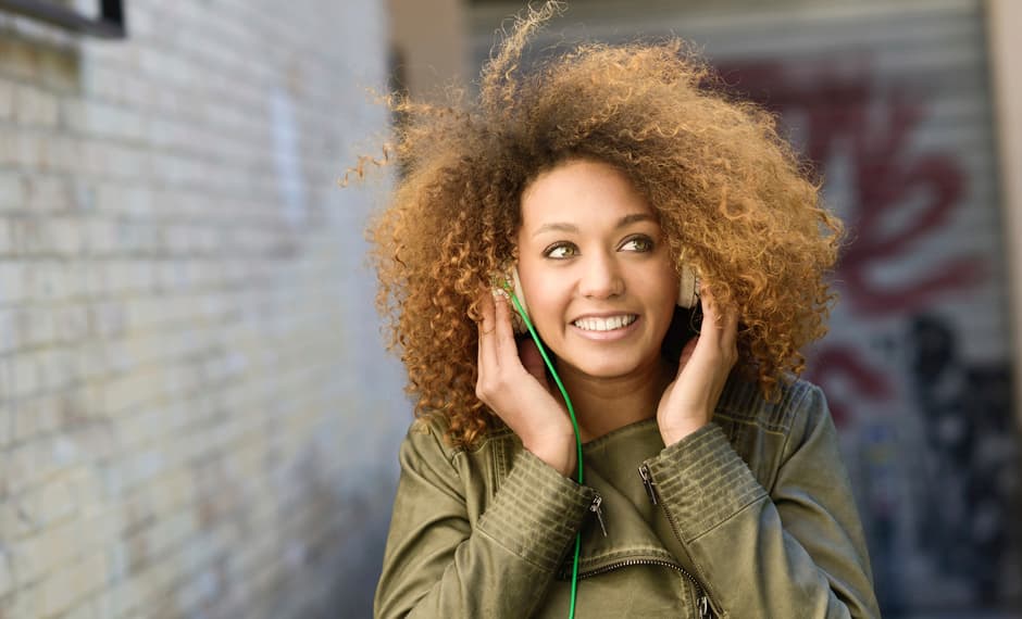 Lograrlo un look afro en todo su esplendor, no es cosa fácil. Tampoco esta diseñado para cualquiera, se necesita muchos cuidados, dedicación y paciencia, sin lugar a duda es un total homenaje a la belleza que habita en la raza negra. Con estos pasos básicos podrás alcanzar la perfección de este peinado. Y no vamos a negar… Quienes lo logran se ven de lo más 
<i>cool</i>. 
<br>