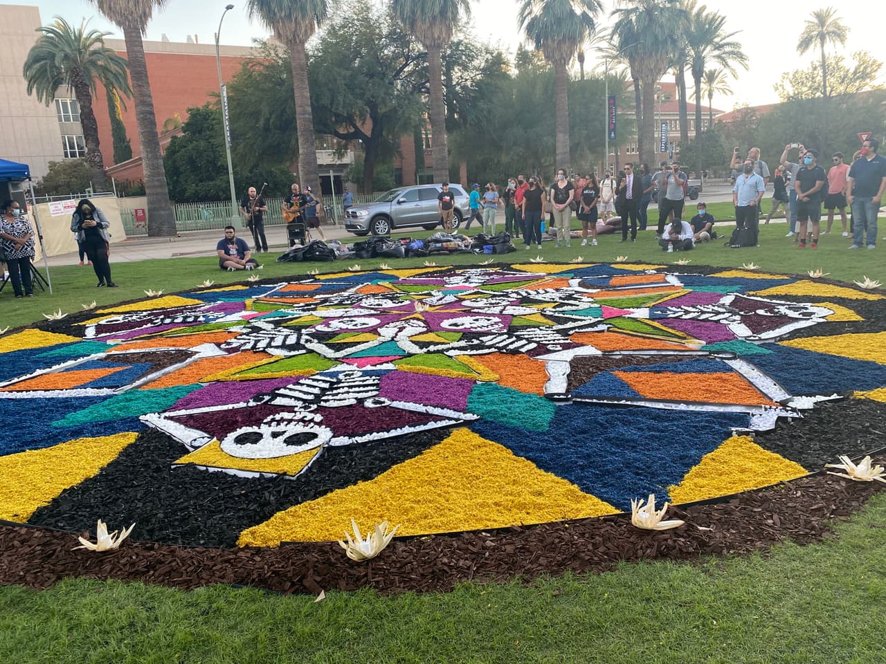 Una colorida alfombra gigante conmemora el Día de los Muertos en la Universidad de Arizona, en Tucson.