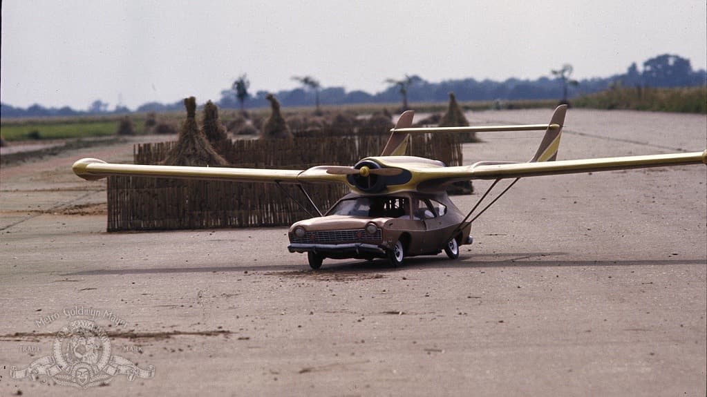 En 
<b>The Man with the Golden Gun</b> (1974) James Bond tampoco dispuso de un auto especia, pero su nemesis el villano Scaramanga interpretado por Christopher Lee si tenía este 
<b>AMC Matador coupé volador</b>. En este film se hace evidente muy pronto que los productores llegaron a un acuerdo promocional con la desaparecida American Motors Corporation, lo que es la única explicación para la aparición de un auto tan feo e irrelevante como el Matador en una película de Bond.