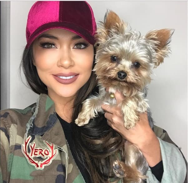 La escultural modelo distrae e informa a los fanáticos de las Artes Marciales Mixtas entre round y round.