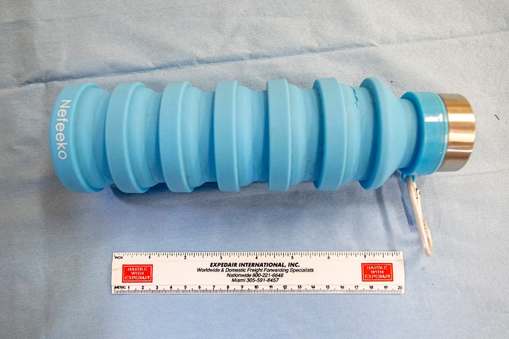 Este fue el termo de goma que sacaron del estómago de “Estrella”.
<br>