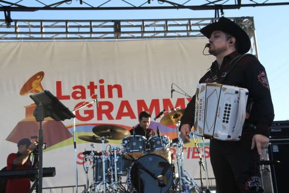 Cientos de personas disfrutaron de la tremenda celebración del Latin Grammy Street Party en Phoenix, donde estuvieron presentes varias agrupaciones nominadas a los premios GRAMMY® Latino incluyendo: Conjunto Primavera, Voz de Mando y Los Canarios de Michoacán. Esta fenomenal fiesta es un preámbulo a la gran noche de la música con la edición 15 de los premios anuales del GRAMMY Latino. Además de disfrutar de lo mejor de la música, los fans pudieron ganar premios y conocer a personalidades de Televisión y Radio de Univisión Arizona.