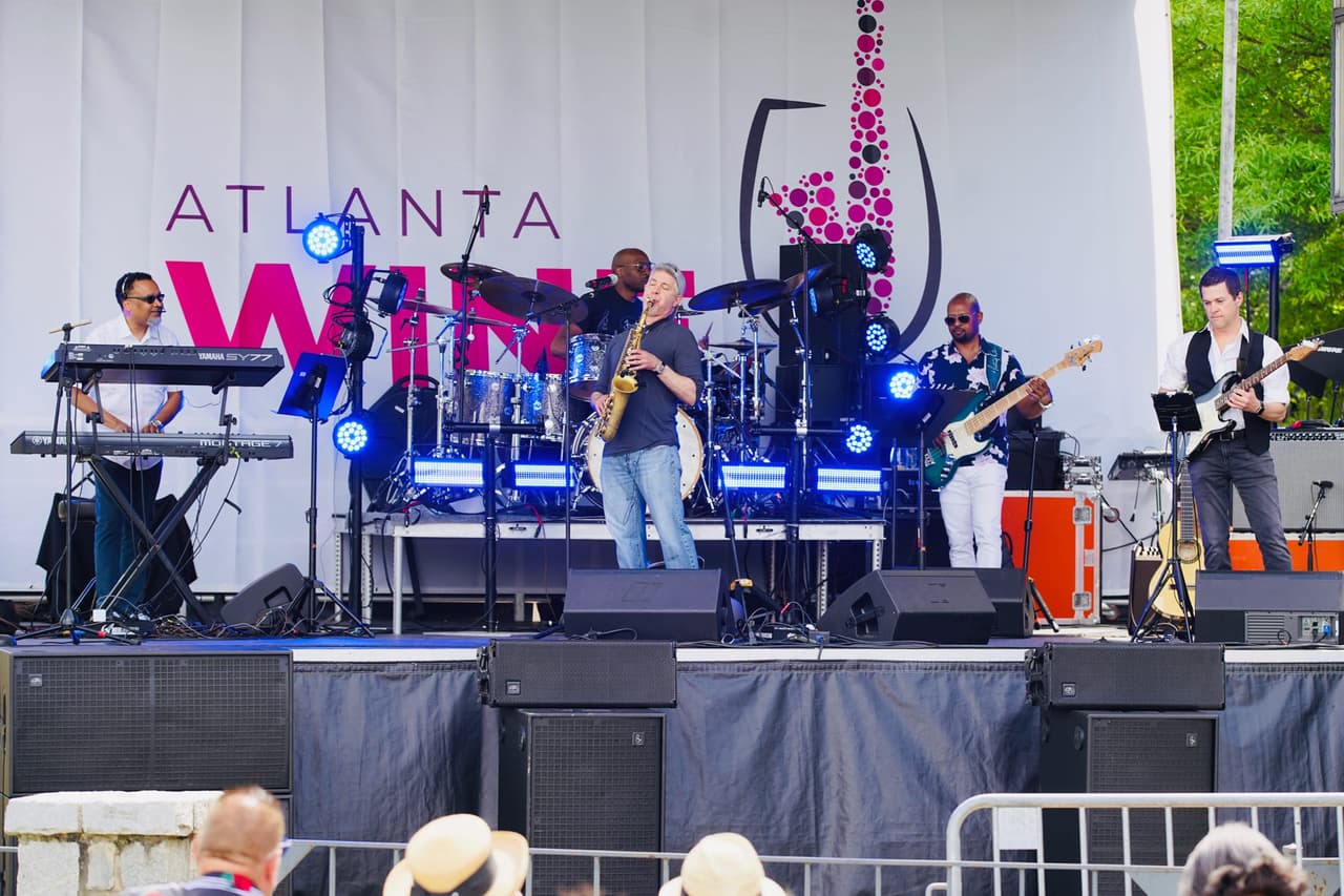 <b>Evento</b>: Atlanta Wine & Jazz Fest
<br>
<b>Fecha</b>: 3 de junio
<br>
<b>Lugar: </b>Historic Fourth Ward Park. 680 Dallas St. Atlanta, GA, 30308.
<br>
<b>Sitio web</b>:
<a href="https://www.atlantawineandjazz.com/">https://www.atlantawineandjazz.com/</a>
<br>
<br>Festival de vino y música en el histórico parque Fourth Ward con vinos internacionales además de cerveza y licores y música de jazz en vivo.