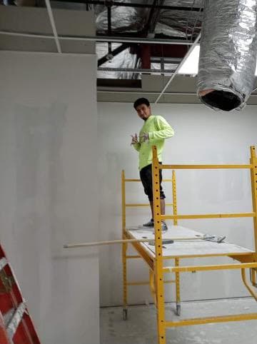 Rufina alega que Pedro estaba en un andamio de una altura de 7 pies y nos mostró un video. Noticias 23 consulto con un abogado sobre los derechos de Pedro.