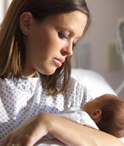 Convulsiones febriles: Cuando los padres ven las líneas del termómetro subir abruptamente temen siempre que su bebé haga convulsiones. Estas son espasmos de los músculos no voluntarios y pérdida de la conciencia, dice la organización Nacer Sano. En general no producen daño al niño pero sí asustan y mucho a sus padres. Síntomas: las convulsiones febriles se caracterizan por ser breves, se da una sola cada 24 horas y atacan sólo un lado del cuerpo. Cuidado, si las convulsiones son diferentes puede tratarse de otra enfermedad. Si estos espasmos duran más o si el bebé tiene dificultades respiratorias debes ir urgente al hospital más cercano.