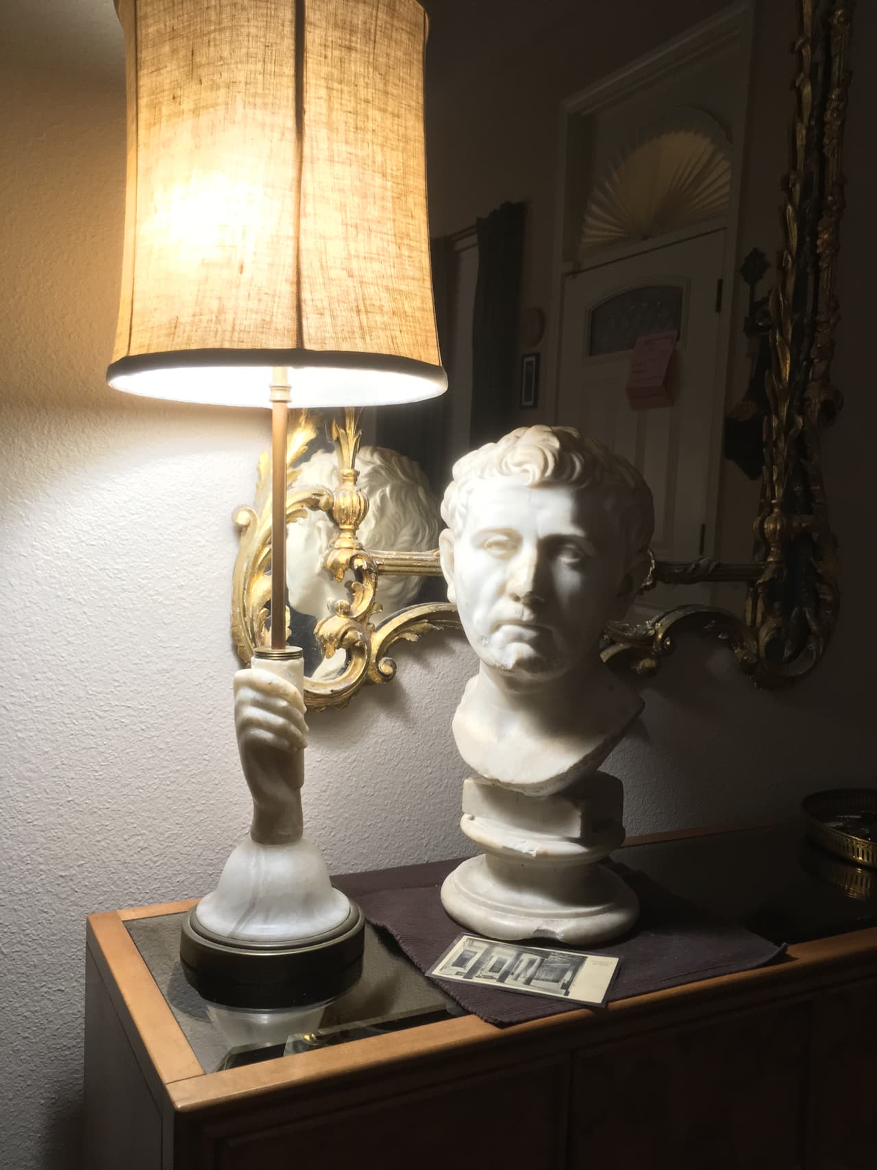 Antes de saber el valor de la escultura, la tenía adornando su sala.