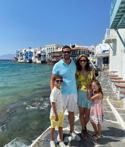 La presentadora de noticias eligió la isla de Mykonos y quedó encantada. En sus fotografías en Instagram, agradeció al lugar por "acogernos con tu adorable gente, hermoso paisaje y exquisita comida. Esta familia se va llena de inolvidables recuerdos en tu isla". 
<br>