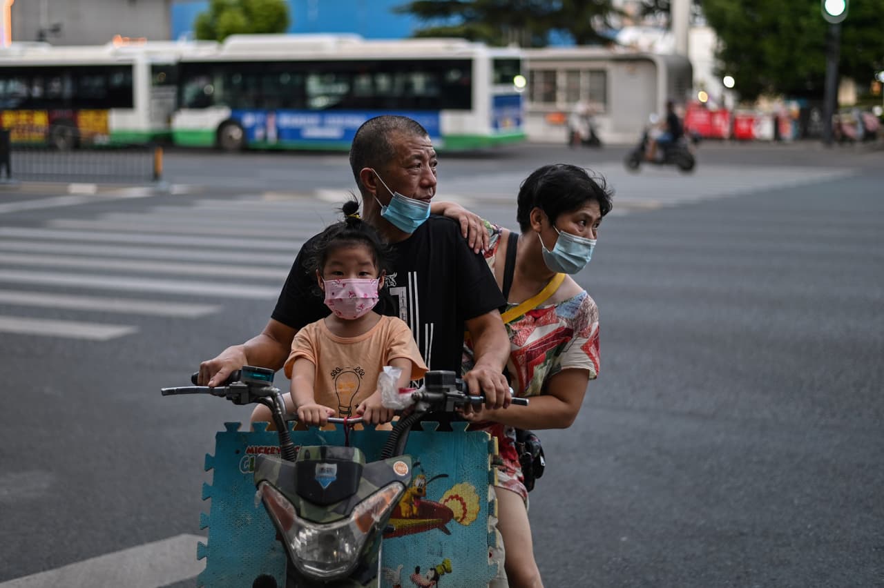 Una familia en una motocicleta el tres de agosto, cuando China reportaba que había controlado el virus y otras partes del mundo continuaban en su peor momento de la pandemia.