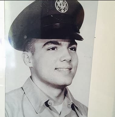 Por su parte, Jessica Alba compartió una imagen del hermano de su madre quien sirvió para la Fuerza Aérea como mecánico de helicópteros en la guerra de Vietnam.