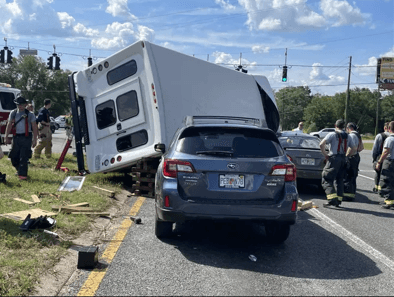 Nueve personas, incluidos seis niños, cuatro de los cuales tienen necesidades especiales, fueron transportadas al hospital. De los tres adultos transportados, dos recibieron alertas de trauma.
<br>