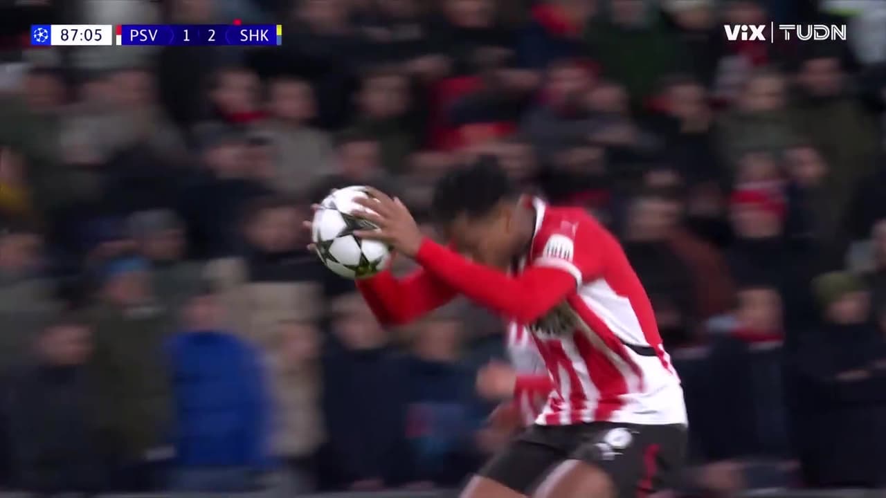 ¡Gol fantasma del PSV! Malik Tillman descuenta de tiro libre