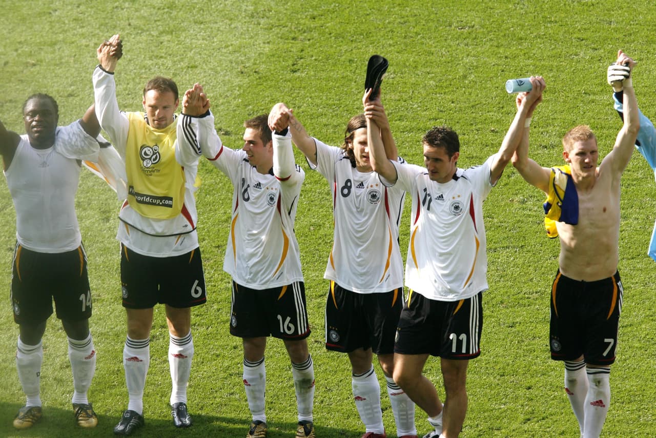 <b>Este formato duró 32 años</b>
<br>- Luego de este largo periodo que abarcó 8 ediciones mundialista, en 2006 cambió la historia.
<br>- Esta decisión permaneció hasta el Mundial de Alemania 2006 cuando los teutones, por ser anfitriones, volvieron a disputar el juego inaugural y no lo hizo Brasil, selección defensora del título campeona en Corea-Japón 2002.
<br>- La Mannschaft se impuso de gran manera 4-2 ante Costa Rica en el primer paratido.