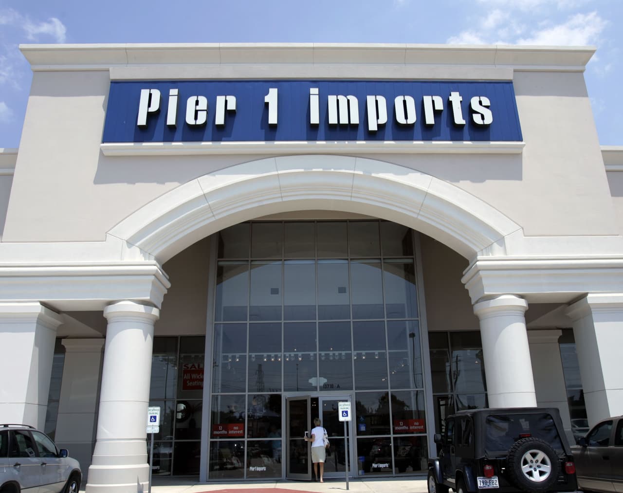 Actualmente, la cadena opera 973 tiendas bajo el nombre de Pier 1 Imports en los Estados Unidos y Canadá con aproximadamente 59 ubicaciones.