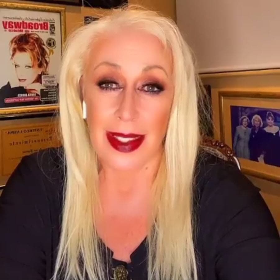 "Yo la invito a que reconsidere y que haga un alto, frene a los medios, frene esta polémica y 
<b>deje que nuestros papás tengan una atención médica</b>".
<br>