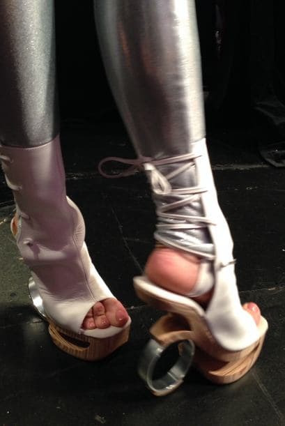 Tendrán que desfilar con estos altos y complicados tacones.