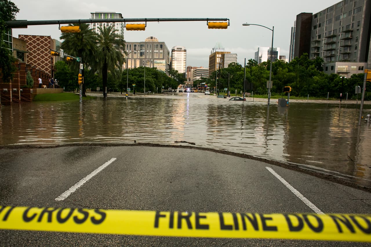 Algunas zonas de la ciudad quedaron bajo el agua luego de intensas lluvias.