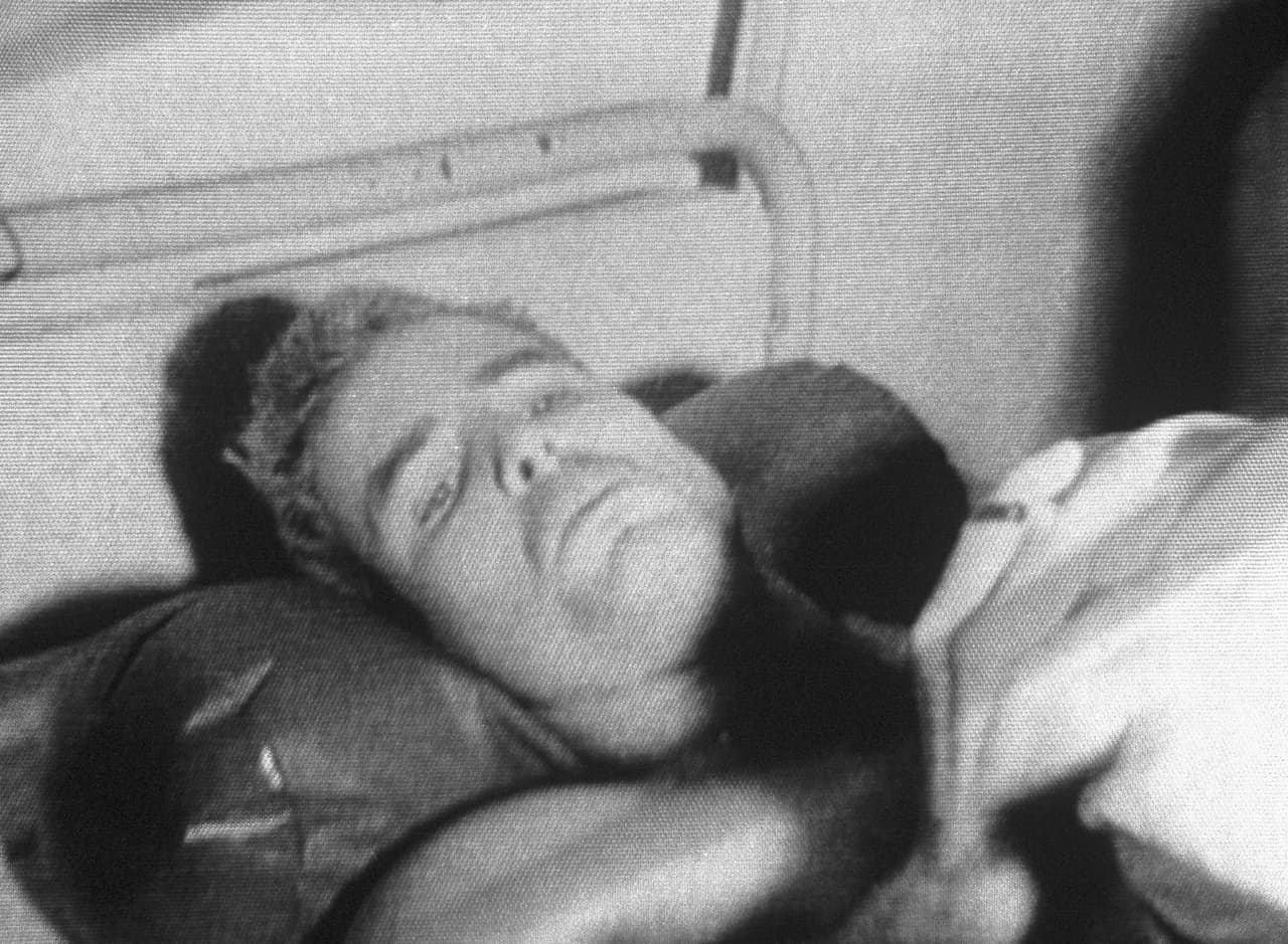 McCain solía decir que Vietnam lo cambió, lo convirtió en otra persona. En la imagen, se recupera en un hospital de Hanoi de las heridas que sufrió después de que el avión de combate que pilotaba fuera derribado.
