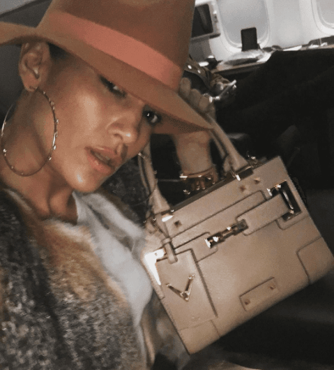 Con sombrero y bolsa súper fashion, Jennifer tiene claro que ese es su lado bueno.