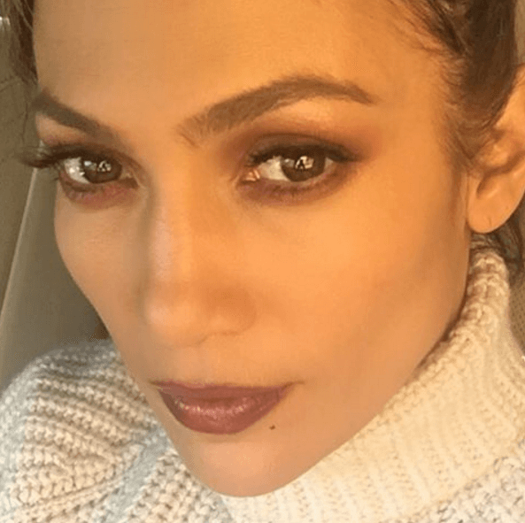 Maquillaje de día, labial súper de moda y ella se ve divina.