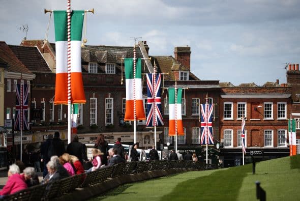Para dar la bienvenida a Higgins, las calles de la localidad de Windsor amanecieron cubiertas de banderas con la 'Union Jack' y con la Tricolor irlandesa.
