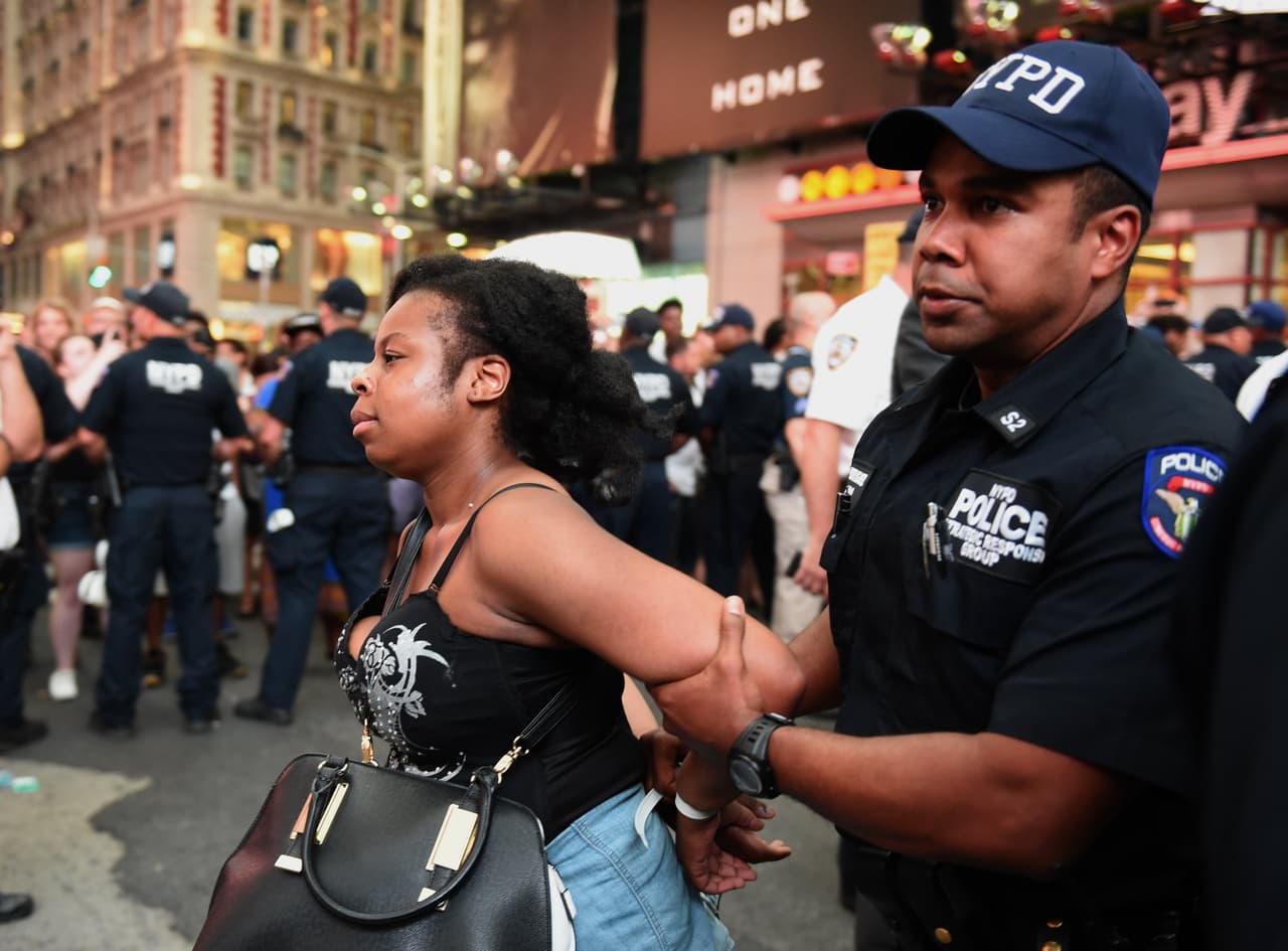 Decenas de arrestos durante una manifestación contra el abuso policíaco en Nueva York