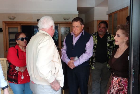 Vean la cara con que Doña Cuquita mira a su marido. Sin duda, los años no han hecho estragos en su amor por el cantante.