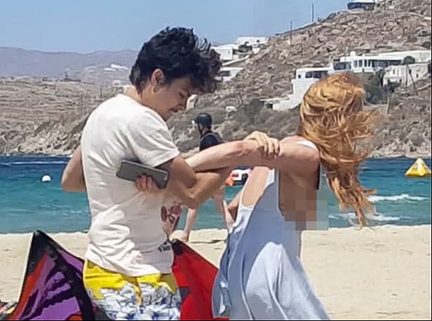 Sin medir su fuerza, Egor la toma del brazo y se lo jala por detrás.