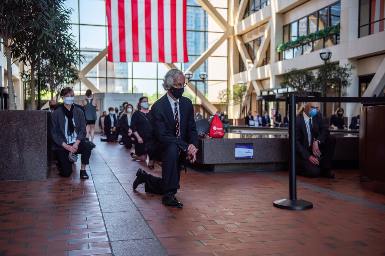 Los defensores públicos del condado de Hennepin, en Minneasota, participan en una manifestación silenciosa en el Centro de Gobierno del condado. La protesta tenía como objetivo impulsar una reforma mientras el estado procesa a los policías de Minneapolis responsables de la muerte de George Floyd.